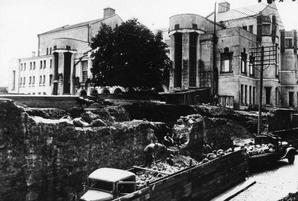 Aia rajamine "Vanemuise" teatri ette. Veoautod kivikoormatega, töölised kivimüüri juures.
Vanemuise t; Tartu, 1939 või 1940.