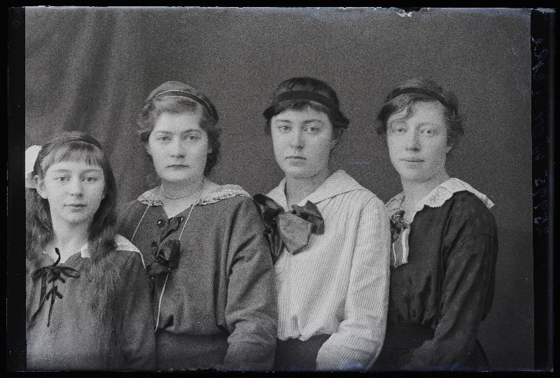 Grupp naisi, (foto tellija Werncke).