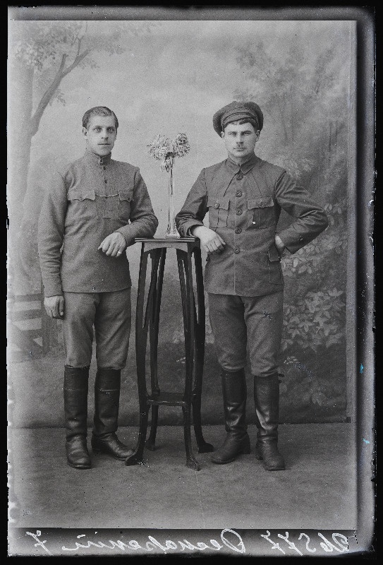Kaks sõjaväelast, (foto tellija Demarski).