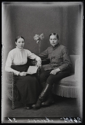 Sõjaväelane Anek naisega.  duplicate photo