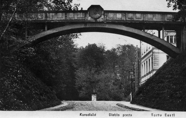 Kuradisild Toomemäel; Aleksander I reljeefportree sillalkaarel. Tartu, 1920.-1930.
Allservas esperantokeelne nimetus.