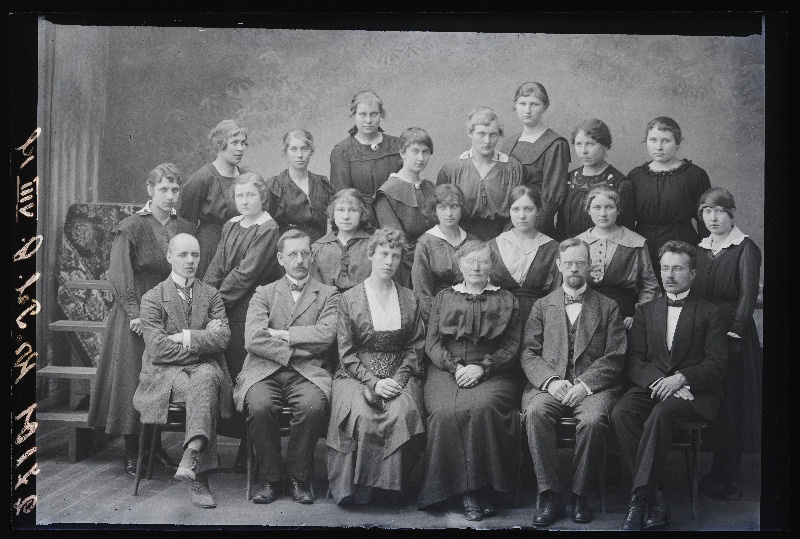 Viljandi Kroonu Tütarlaste Gümnaasiumi VIII klass.