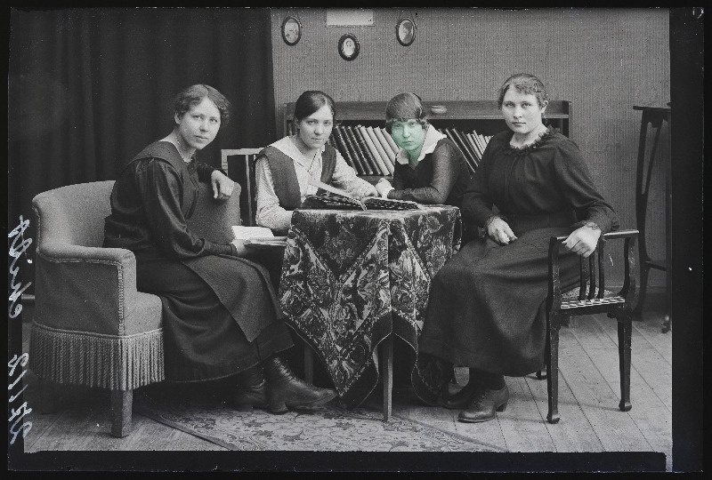 Grupp neiusid, (foto tellija Mitt).