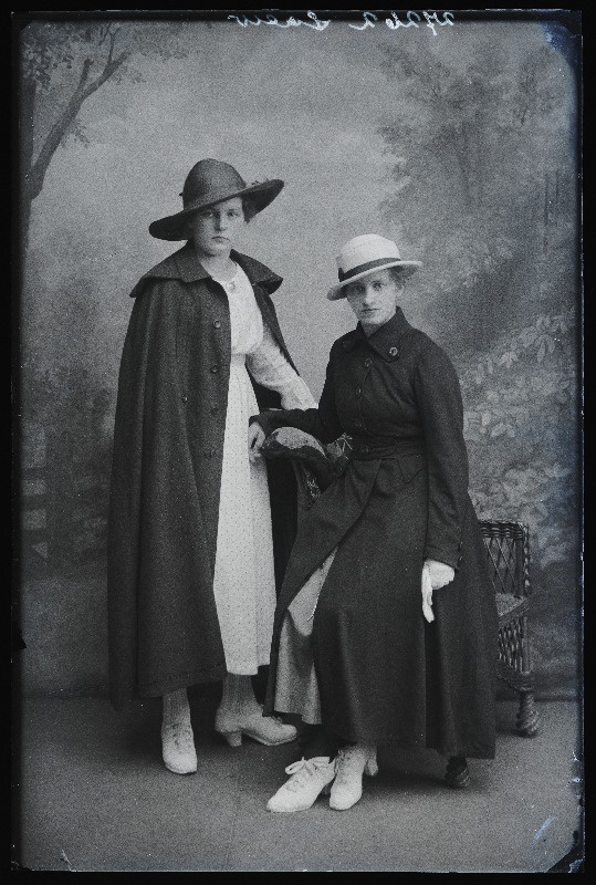 Kaks naist, (foto tellija Laev).