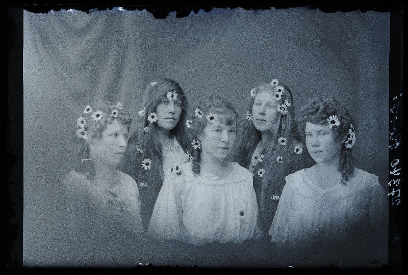 Grupp neiusid, (foto tellija Roosi).