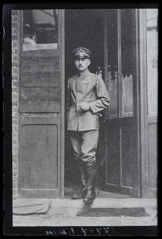 Sõjaväelane avatud ukse ees, (22.07.1918 fotokoopia, tellija Karu).