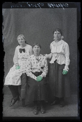 Grupp naisi, (foto tellija Akk).  duplicate photo