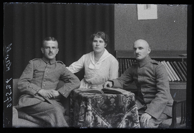 Kaks Saksa sõjaväelast naisega, (foto tellija Kroll).