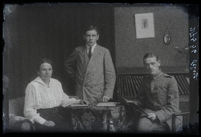 Naine, noormees ja Saksa sõjaväelane, (foto tellija Ring).