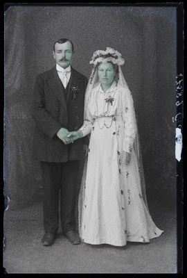 Noorpaar Õunap.  duplicate photo