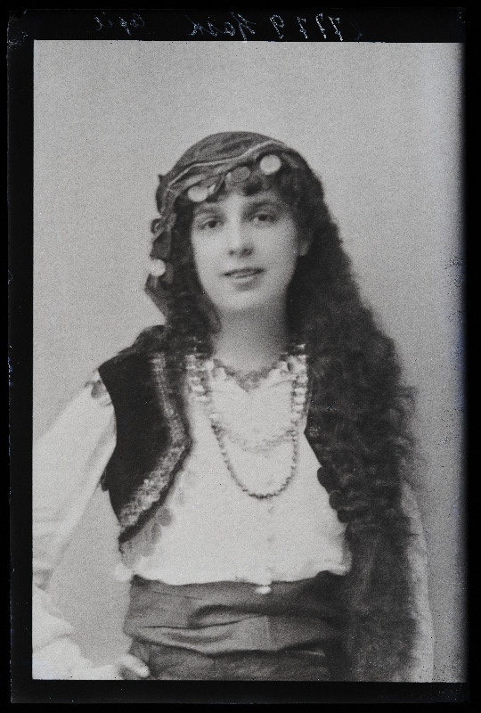Neiu rahvuslikes riietes, (24.10.1918 fotokoopia J. Rieti fotost EFA.215.3.17290, tellija Kask).