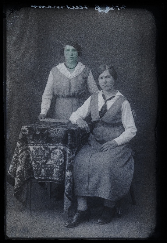 Kaks naist, (foto tellija Heilmann).