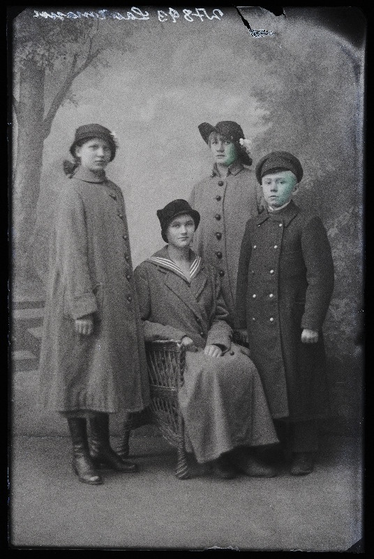 Grupp inimesi, (foto tellija Laarmann).