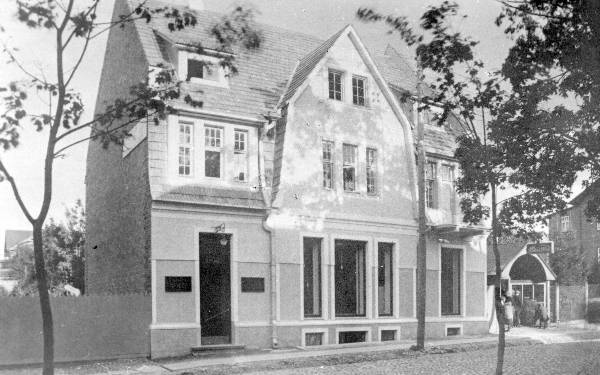 Karlova. Tähe 20 (tuntud apteegihoonena) ja sellest paremal kino "Ideal" (hiljem "Ideaal" ) sissepääsupaviljon. Tartu, 1926-1929.