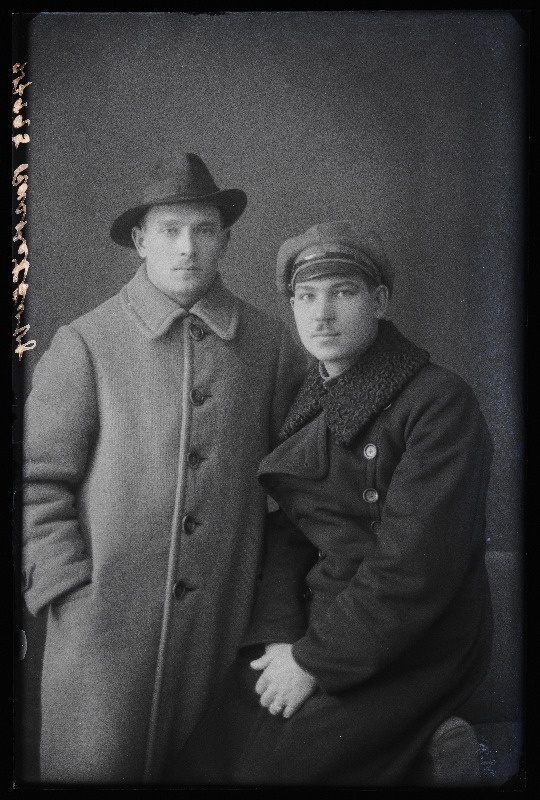 Kaks meest, (foto tellija Raskatsov).
