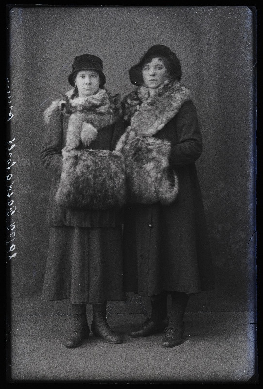 Kaks naist, (foto tellija Raskatsova).