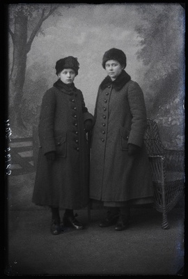 Kaks naist, (foto tellija Vare).  duplicate photo