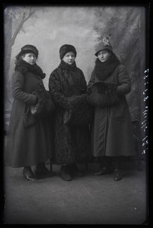 Grupp naisi, (foto tellija Melts).