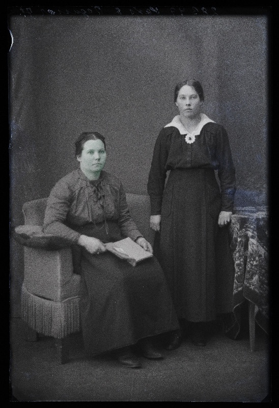 Kaks naist, Orgussaar (vasakul) ja Saks.