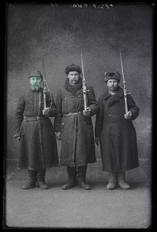 Grupp püssidega mehi, (foto tellija Adler).