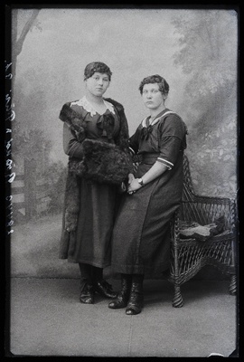 Kaks naist, Päri (vasakul) ja Röand [Röandt].  duplicate photo