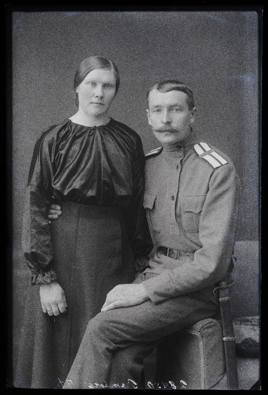 Sõjaväelane Tomberg naisega.
