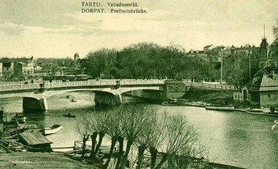 Vabadussild (vaade kesklinna suunas). Paremal paadimajake. Tartu, 1928.  duplicate photo
