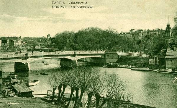 Vabadussild (vaade kesklinna suunas). Paremal paadimajake. Tartu, 1928.