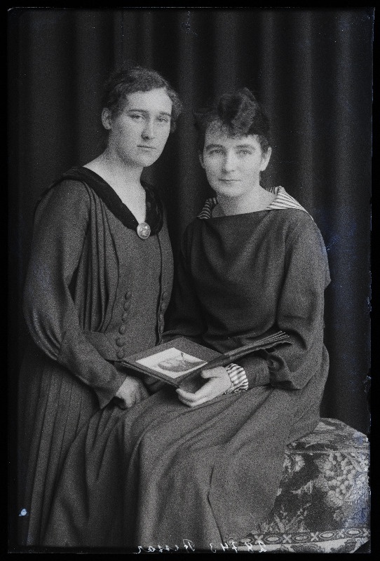 Kaks naist, (foto tellija Ressar).