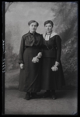 Kaks naist, (foto tellija Kuusk).  duplicate photo