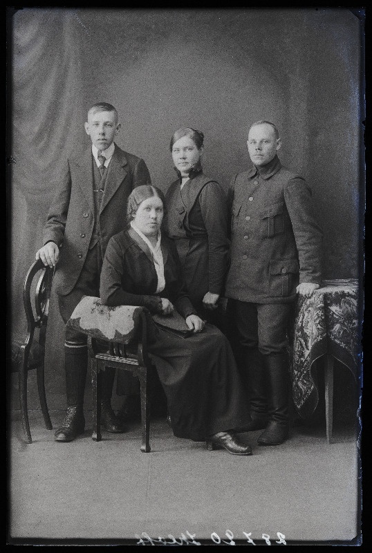 Grupp inimesi, (foto tellija Ihloff [Ilov]).