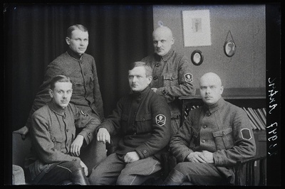 Grupp Kuperjanovi Partisanide Pataljoni sõjaväelasi, paremal istub pataljoni majandusülem sõjaväeametnik Johannes Antik.  similar photo