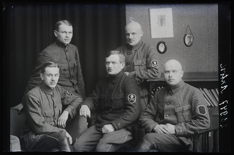Grupp Kuperjanovi Partisanide Pataljoni sõjaväelasi, paremal istub pataljoni majandusülem sõjaväeametnik Johannes Antik.