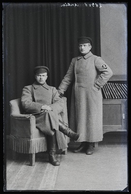 Kaks Kuperjanovi Partisanide Pataljoni sõjaväelast, vasakul pataljoni majandusülem sõjaväeametnik Johannes Antik.  similar photo
