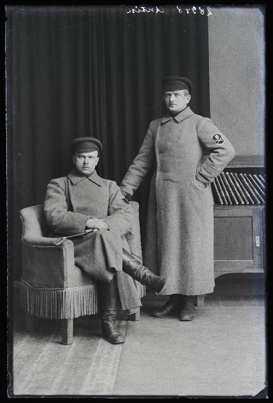 Kaks Kuperjanovi Partisanide Pataljoni sõjaväelast, vasakul pataljoni majandusülem sõjaväeametnik Johannes Antik.