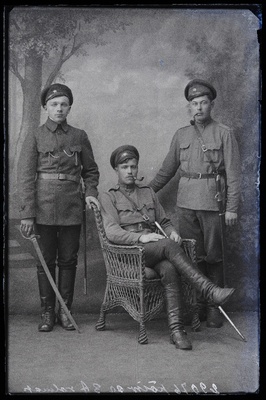 Grupp sõjaväelasi, (foto tellija Kõiv).  duplicate photo