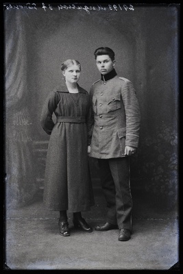 Sõjaväelane Margusson naisega.  similar photo