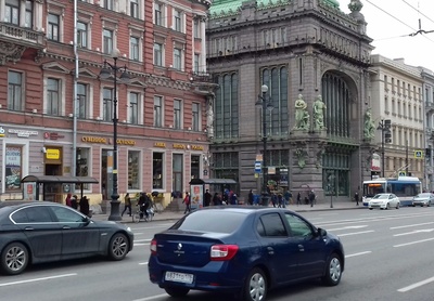 Photo. Petersburg. View of Nevski's prospectus from the corner of Jelissejev's storehouse. Photo ca XX saj. From the beginning. rephoto