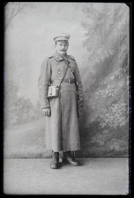 Sõjaväelane Lilliallik.  duplicate photo
