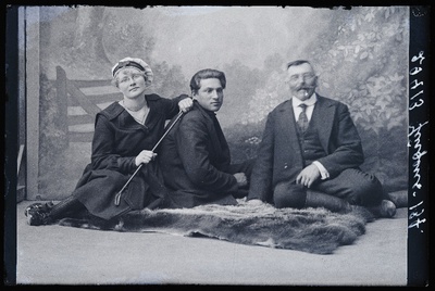 Grupp inimesi, (foto tellija Jürgens).  similar photo