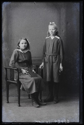 Kaks koolitüdrukut, (foto tellija Annus).  similar photo