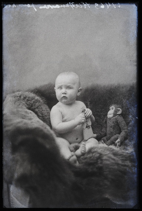 Kristjanova laps mänguasjadega.