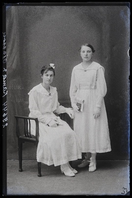 Leerilapsed Liisa Ojasson (vasakul) ja Magda Kama.  similar photo