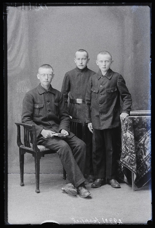 Kolm koolipoissi, (foto tellija Koppel).