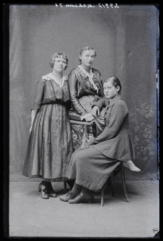Grupp naisi, keskel Linda Maksim, (Kolga-Jaani, Siruli talu, Linda Rümmel).