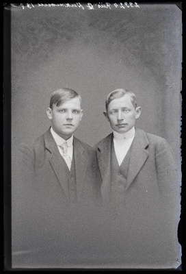 Joh. Bergamann [Perkmann] ja Jüri Riis (paremal).  similar photo