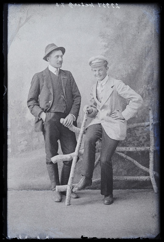 Kaks meest, (foto tellija Weberg [Veeberg]).
