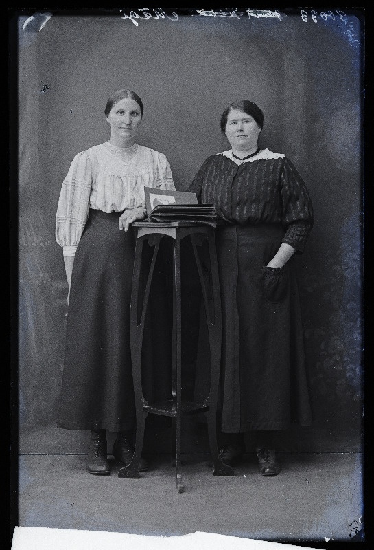 Kaks naist, (foto tellija Mägi).