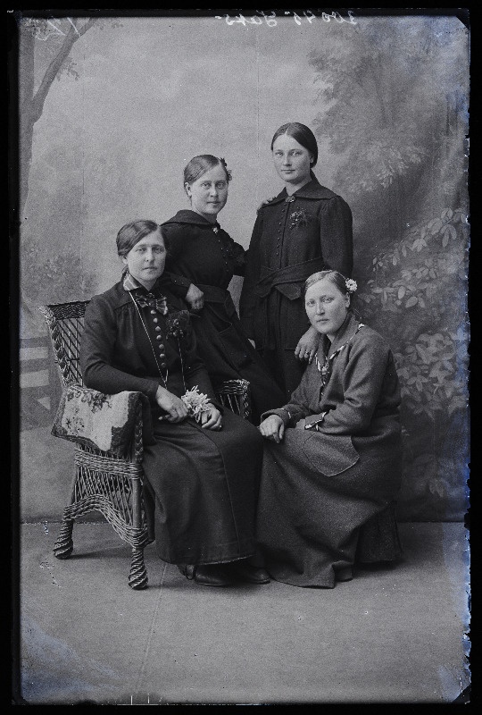 Grupp naisi, (foto tellija Saks).
