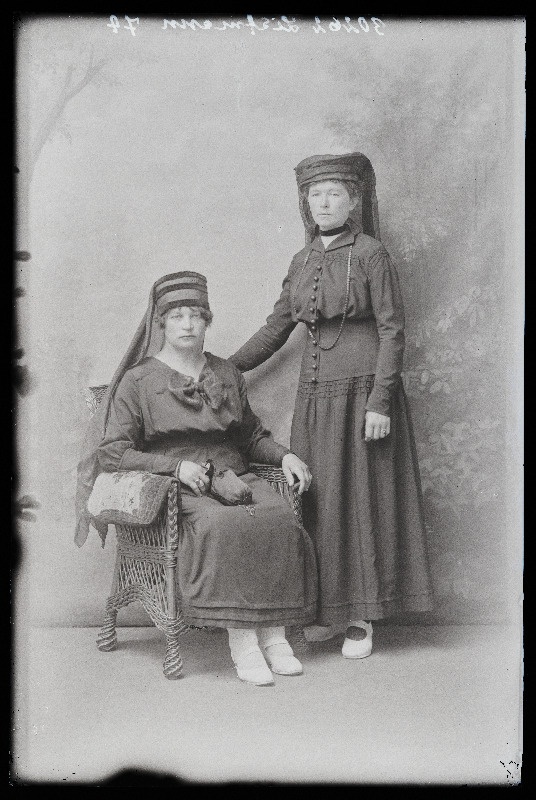 Kaks naist, (foto tellija Listmann).